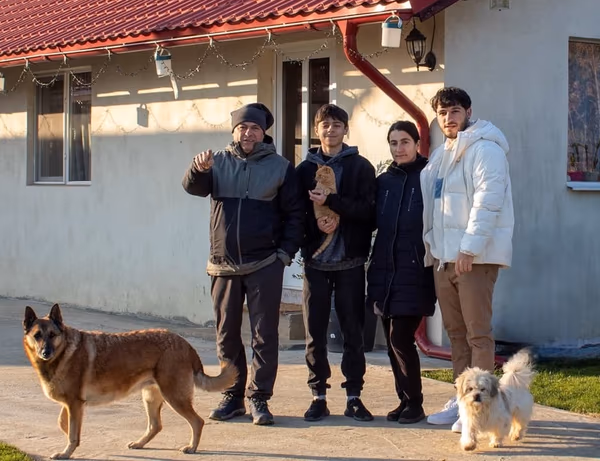 Echipa Garden Family amenajând o grădină