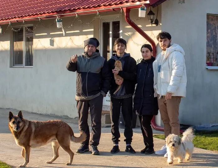 Echipa Garden Family amenajând o grădină